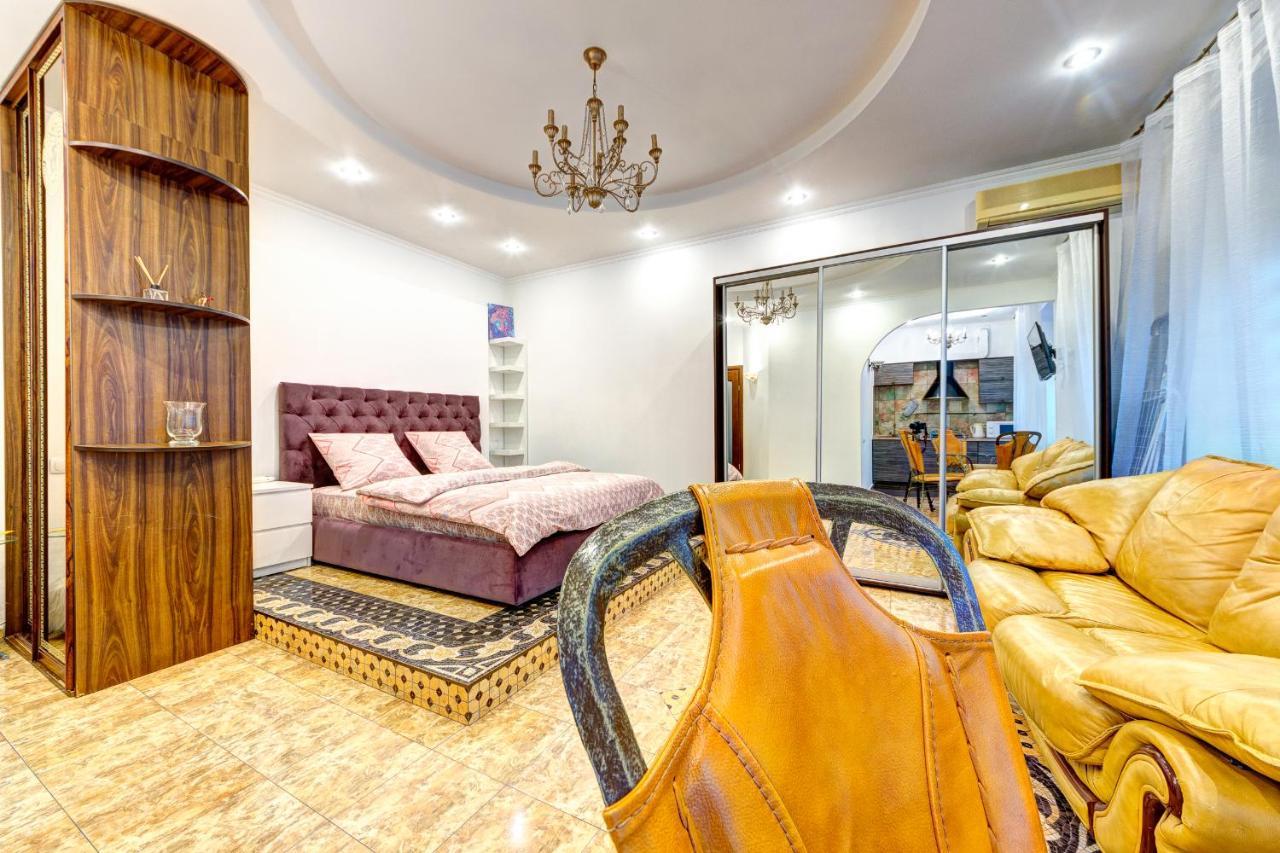Світло! Vip Apartment In The Druzhby Narodiv Metro Station Kyiv Exterior photo